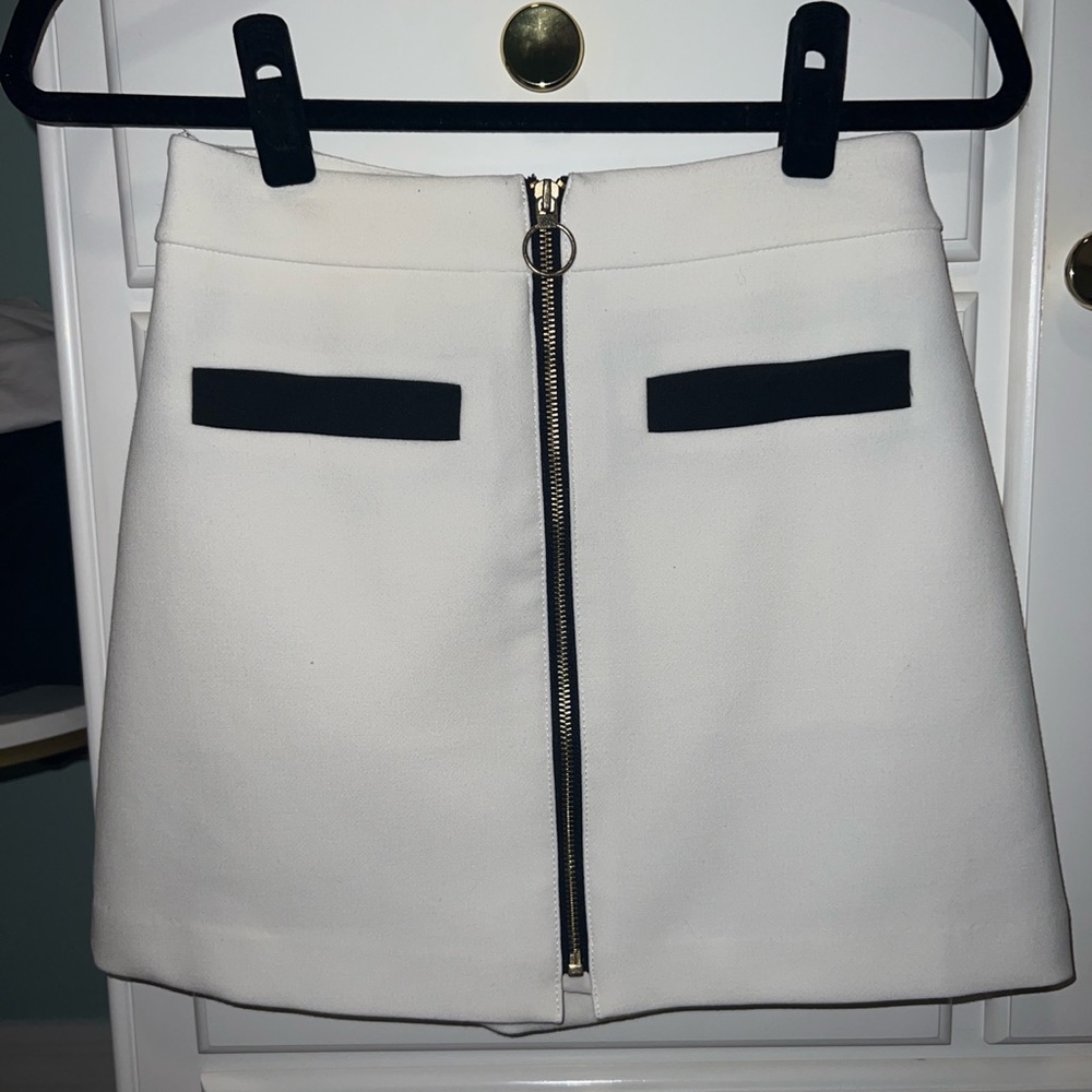 Express white skirt with front zipper and pockets